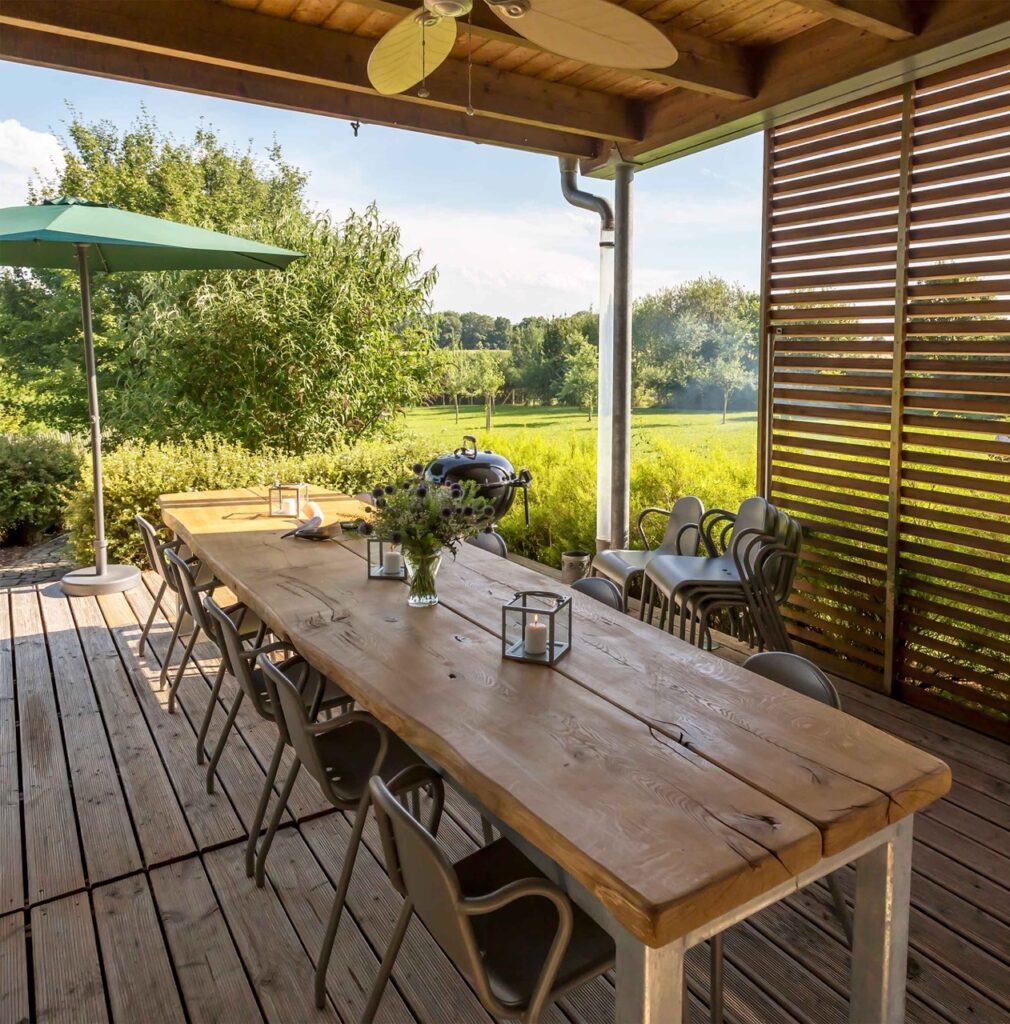 Terrasse mit Essbereich und Sonnenschirm